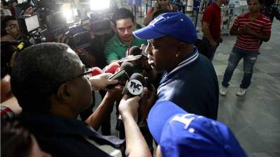 Hernán Medford dando declaraciones a los medios de comunicación.