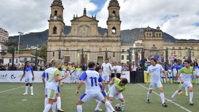 Durante la semana 'Gol y paz' se realizaron varias actividades, entre ellos este partido que disputó el artistas con los jóvenes.
