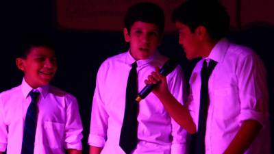Estos alumnos de sexto mostraron su habilidad para el canto.
