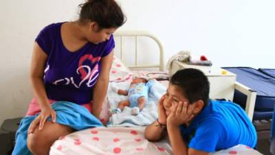 En una pequeña cama del albergue Jesús, el Buen Pastor, en Tapachula, México, descansa Heidy Hernández, una hondureña que dio a luz hace ocho días. Abandonó su natal Tegucigalpa con ocho meses de embarazo.