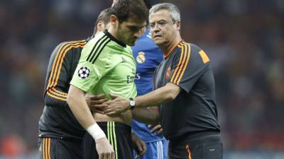 Iker Casillas se retira lesionado del primer partido en la Champions League.