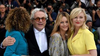 La directora y actriz Valeria Golino, el director australiano y presidente del Jurado en Cannes, George Miller, la actriz y cantante francesa, Vanessa Paradis y la actriz esatdounidense Kirsten Dunst.