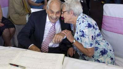 La enamorada pareja suma en total 194 años, rompieron el récord Guiness del matrimonio más viejo del mundo.