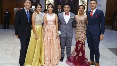 Nuevos bachilleres de Mhotivo celebran