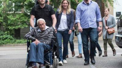 Goodall llegó a Suiza acompañado de sus hijos y nietos, quienes se despidieron del científico momentos antes de que le inyectarán el medicamento letal./AFP.