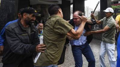 Seguidores chavistas agredieron con palos al diputado Julio Borges, jefe de la bancada de la Mesa de Unidad Democrática (MUD).