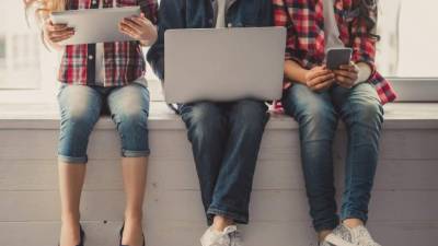 Los expertos recomiendan a padres supervisar lo que sus hijos miran en redes sociales y comenzar a hablar abiertamente de temas tabúes.