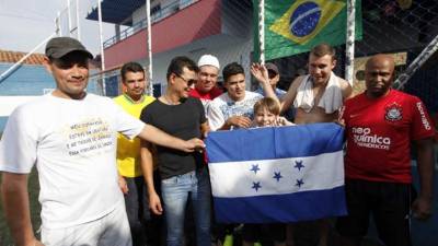 Residentes de Porto Feliz esperan la llegada de la Selección de Honduras, a la cual apoyarán en el Mundial.
