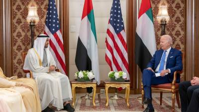 El jeque Mohamed bin Zayed Al Nahyan, presidente de los Emiratos Árabes Unidos y gobernante del emirato de Abu Dhabi, conversa en Yeda (Arabia Saudí) con el presidente de EE.UU., Joe Biden.