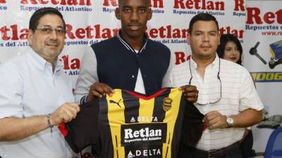 Róchez mientras era presentado como el nuevo refuerzo del cuadro aurinegro.