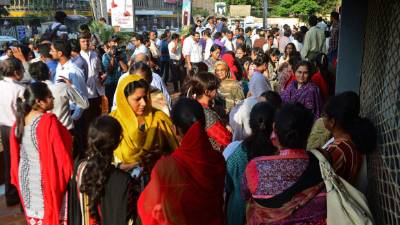 La población de Quetta salió a las calles asustada por el fuerte sismo.
