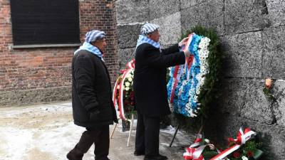 Los actos conmemorativos dieron arranque con una ofrenda floral en el recinto del antiguo campo de exterminio.Imagen: AFP