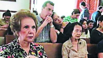 Santos junto a su esposa en misa.