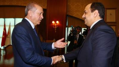 El presidente turco, Recep Tayyip Erdogan (izq.) se entrevista con Khaled Al-Attiyah, ministro de defensa de Catar. Turquía es uno de los pocos aliados que le quedan al emirato.