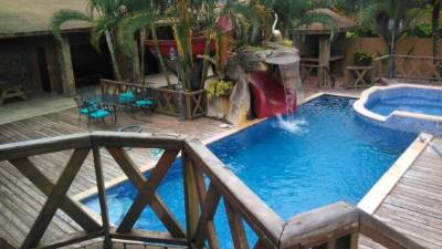 La residencia asegurada tiene piscina y finos acabados.