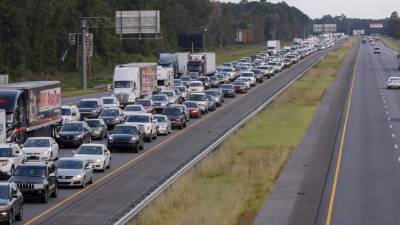 Ciudadanos evacúan por el huracán Irma a lo largo de la interestatal 75 en Lake Park, Georgia, USA.