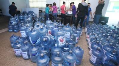 Voluntarios de Teletón se preparan con 2,500 botellones para recaudar la ayuda económica.
