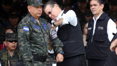 Un militar recibe un distintivo de las elecciones de parte del magistrado David Matamoros Batson.