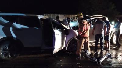 Los vehículos, que participaron en el accidente, impactaron frontalmente.