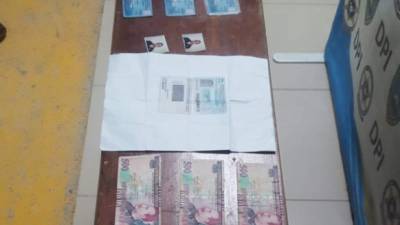 Licencias y dinero decomisado al detenido.