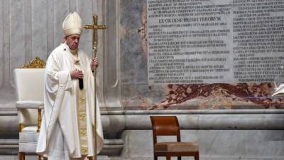 Papa Francisco: 'Los sacerdotes que han muerto asistiendo a los enfermos son los santos de la puerta de al lado'. AFP