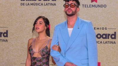 El cantante puertorriqueño Bad Bunny y su novia Gabriela Berlingeri posan en la alfombra roja de los Premios Billboard de la Música Latina.