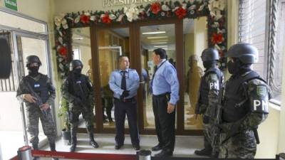 Un intenso despliegue policial hubo en la Corte Suprema durante la estadía de los hermanos Valle Valle.