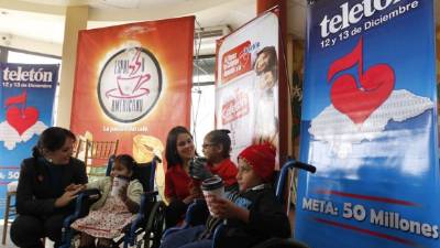 Carmen Miselem, Emili, Karina Kafati, Alison y Jasiel Armando en la promoteletón de Espresso Americano.