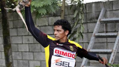 Will Barahona causó sensación al agarrar un garrobo en la sede del club.