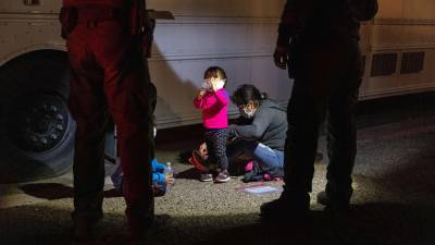 La inmigrante guatemalteca Yamari Yaneli, de 1 año, espera con su familia a que los agentes de la Patrulla Fronteriza de EE. UU. la transporten a un centro de procesamiento.