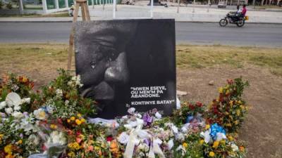 Fotografía que muestra un altar con flores como homenaje al presidente Jovenel Moise, asesinado hace una semana en su domicilio, frente al Palacio Nacional, hoy en Puerto Príncipe (Haití). EFE/ Orlando Barría