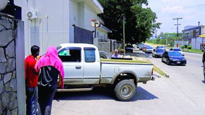 <b>Familiares de Santos Nájera afuera de la morgue de SPS.</b>