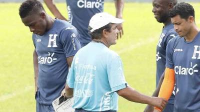 La práctica se trasladó al vetusto Morazán porque la cancha del Olimpico ha recibido una gran cantidad de agua .