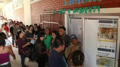 Aspirantes hicieron fila en las afueras del edificio 5 por varias horas hasta que se les acreditó. Foto: Amílcar Izaguirre.
