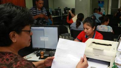 Una joven deja su currículo en la Secretaría Regional de Trabajo.