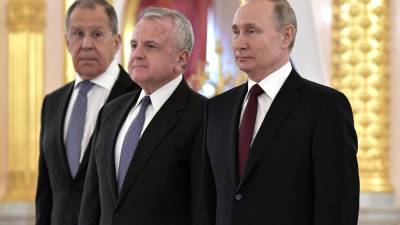 Imagen en la que aparecen (i-d) el ministro ruso de Asuntos Exteriores, Sergei Lavrov, el embajador de EEUU en Moscú, John J. Sullivan, y el presidente ruso, Vladimir Putin, en una ceremonia en el Kremlin. EFE/EPA/ALEXEY NIKOLSKY / SPUTNIK / KREMLIN POOL