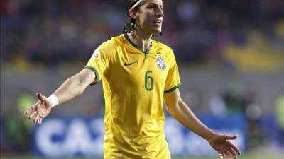 El Atlético de Madrid anunció hoy el fichaje por las próximas cuatro temporadas del lateral internacional brasileño Filipe Luis, que vuelve un año después al conjunto rojiblanco desde el Chelsea, tras el acuerdo para su traspaso entre ambos clubes y confirmado este martes de forma oficial.