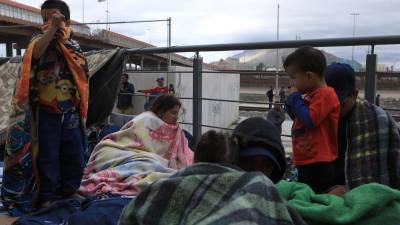 Migrantes venezolanos duermen en la calle tras ser deportados desde Estados Unidos a México.