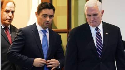 El vicepresidente de los EEUU, Mike Pence, y el encargado de negocios de Venezuela, Carlos Alfredo Vecchio. Foto: AFP