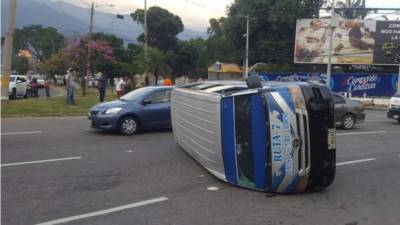De lado quedó la unidad de la Ruta 7 luego de volcar en la avenida circunvalación de San Pedro Sula.