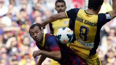 Javier Mascherano disputando el balón con Raúl García.