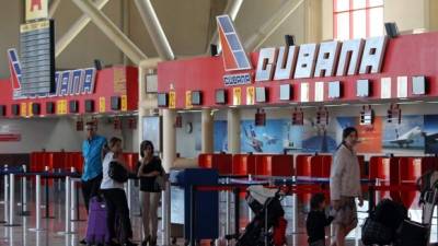 Una fuente aeroportuaria confirmó que al menos un vuelo ya aterrizó en la capital cubana.Foto EFE/ Alejandro Ernesto