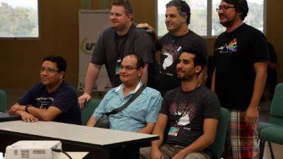 García (tercero de pie) participó como jurado calificador en el Angel Hack celebrado en julio pasado.