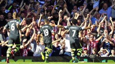 Jermaine Pennant celebrando con la afición del Stoke City el gol.