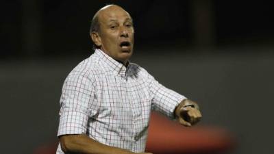 Falero dando indicaciones durante el encuentro ante Motagua.