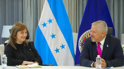 El canciller Enrique Reina y la comisionada Andrea Pochak, relatora de la CIDH en Honduras.