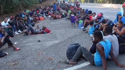 Cientos de migrantes haitianos centroamericanos descansan hoy, en el municipio de Tapachula en el estado de Chiapas (México).