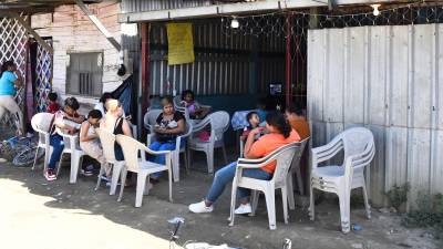 <b><span class=mln_uppercase_mln>Dolor.</span></b> Parientes y amigos llegaron a la humilde vivienda en donde ocurrió la tragedia.