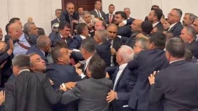 Un diputado le asestó un puñetazo a otro que daba un discurso, luego el resto de parlamentarios desataron el tremendo zafarrancho.