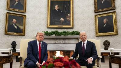 El presidente de Estados Unidos, Joe Biden (derecha), y el presidente electo Donald Trump durante una reunión en la Oficina Oval de la Casa Blanca en Washington, DC.